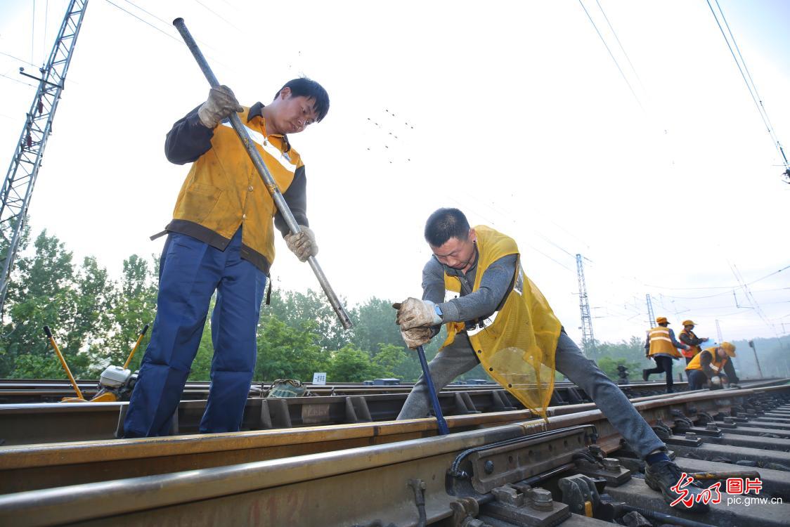 China Railway Zhengzhou Bureau carrys out inspection for Nanjing-Xi'an Railway