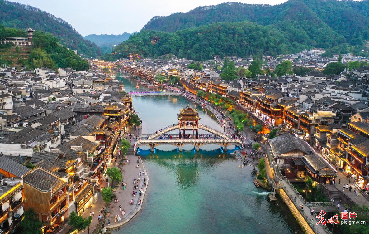 Off-peak travel favored by tourists in central China's Hunan