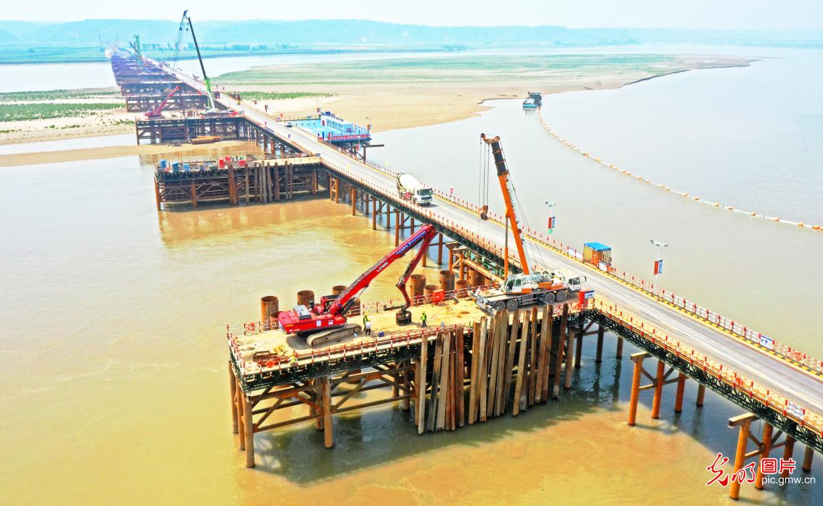 Grand bridge under construction in C China's Henan