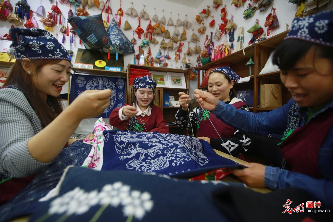 Traditional embroidery promoted to revitalize rural areas in C China's Hubei