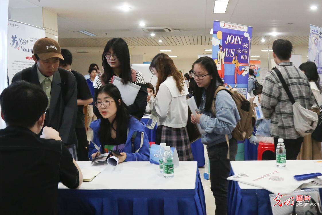 Job fair held in SE China's Suzhou