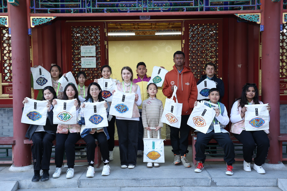 The “Junior Cultural Ambassadors” experience Chinese traditional culture color painting