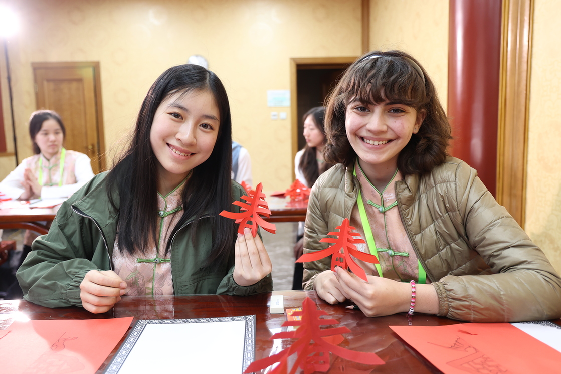 The “Junior Cultural Ambassadors” explore the art of paper cutting