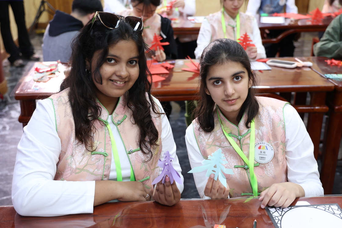The “Junior Cultural Ambassadors” explore the art of paper cutting