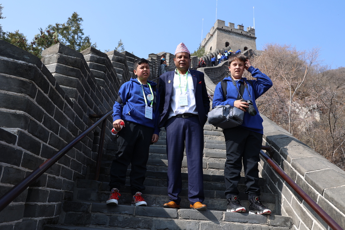 Junior Cultural Ambassadors from 21 Countries Climb Juyongguan Great Wall