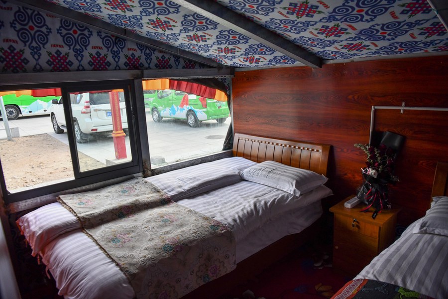 (InTibet)Tent hotels boost tourism at Mt. Qomolangma base camp