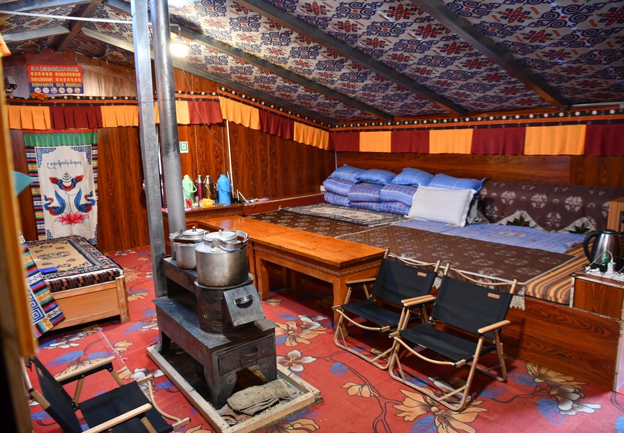 (InTibet)Tent hotels boost tourism at Mt. Qomolangma base camp