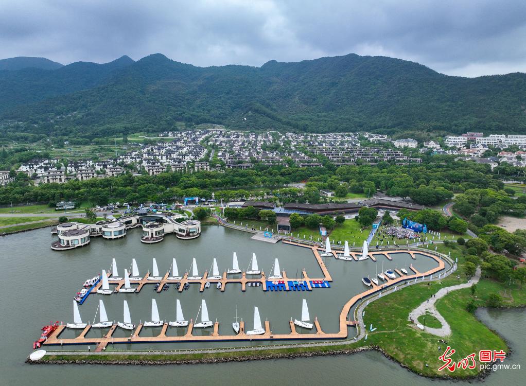 首届中国-中东欧国际帆船赛在宁波东钱湖开幕
