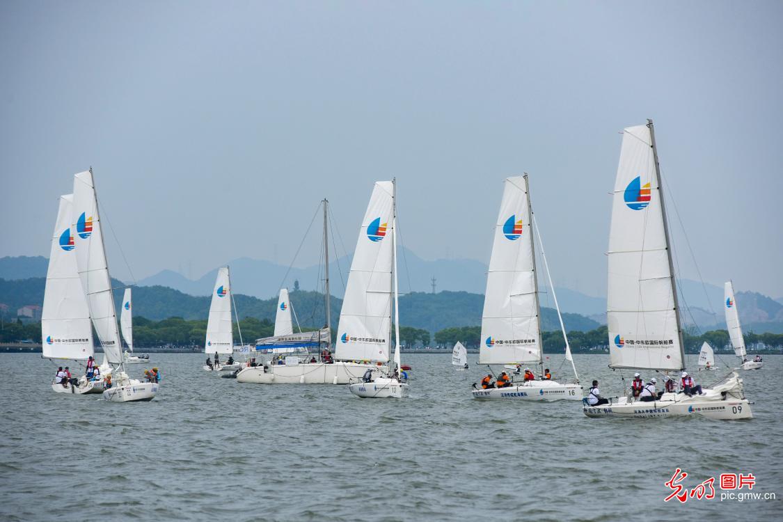 首届中国-中东欧国际帆船赛在宁波东钱湖开幕