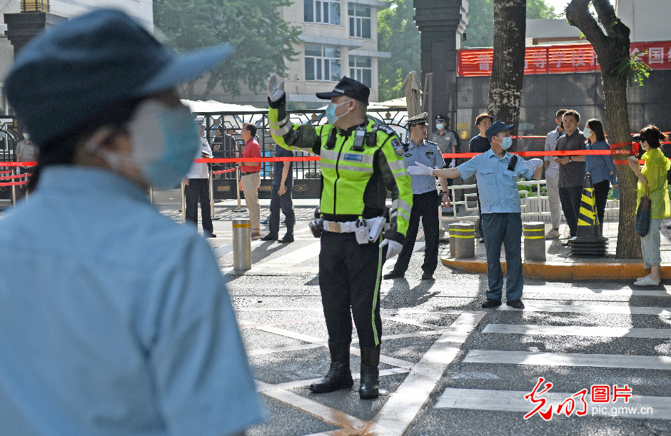 Police around China escort college entrance examination