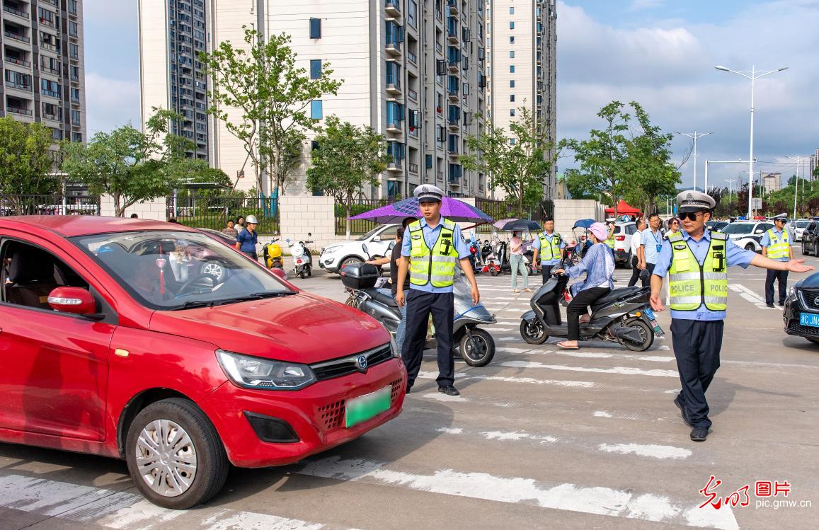 Police around China escort college entrance examination