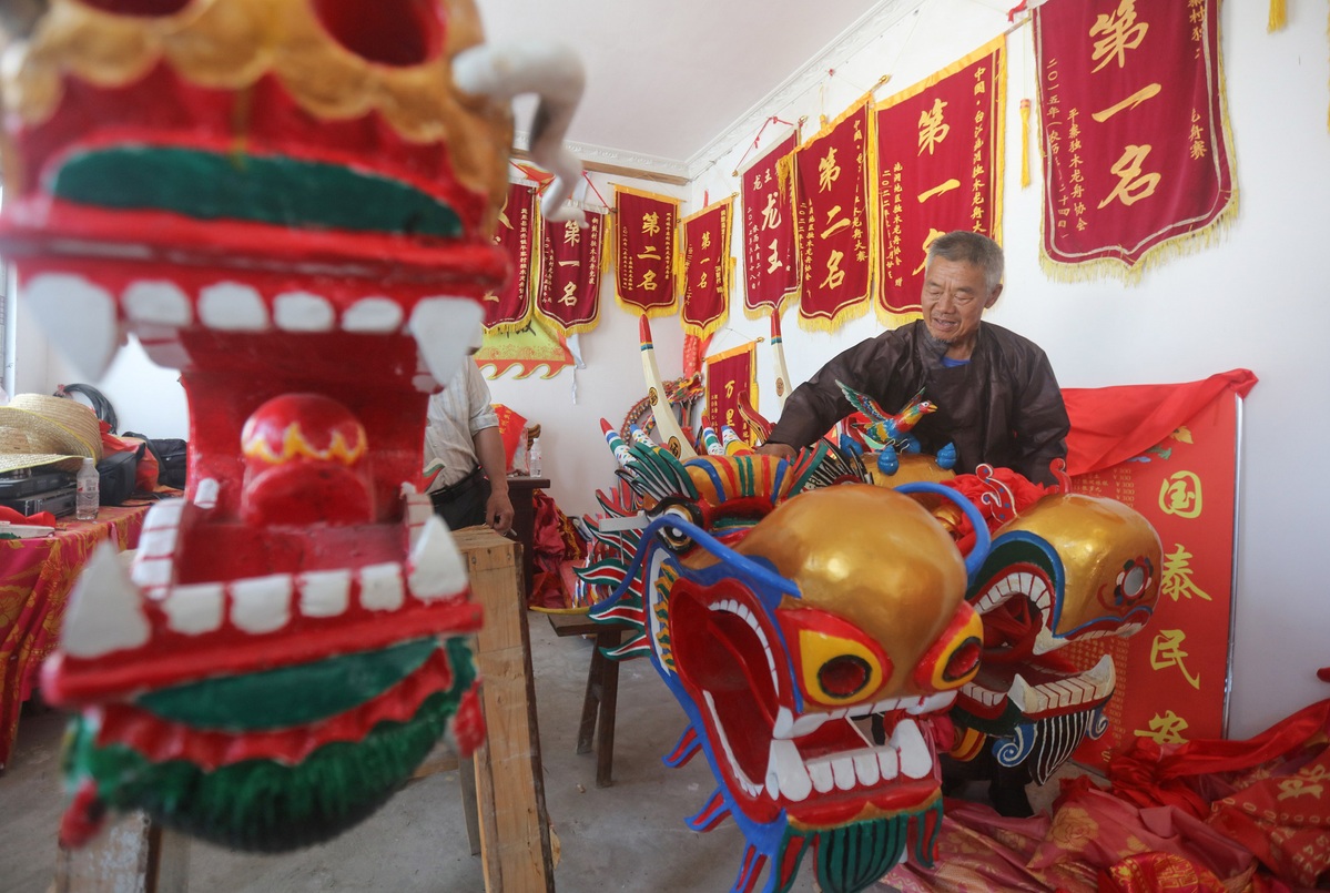 Guizhou craftsmen prepare for Dragon Boat Festival
