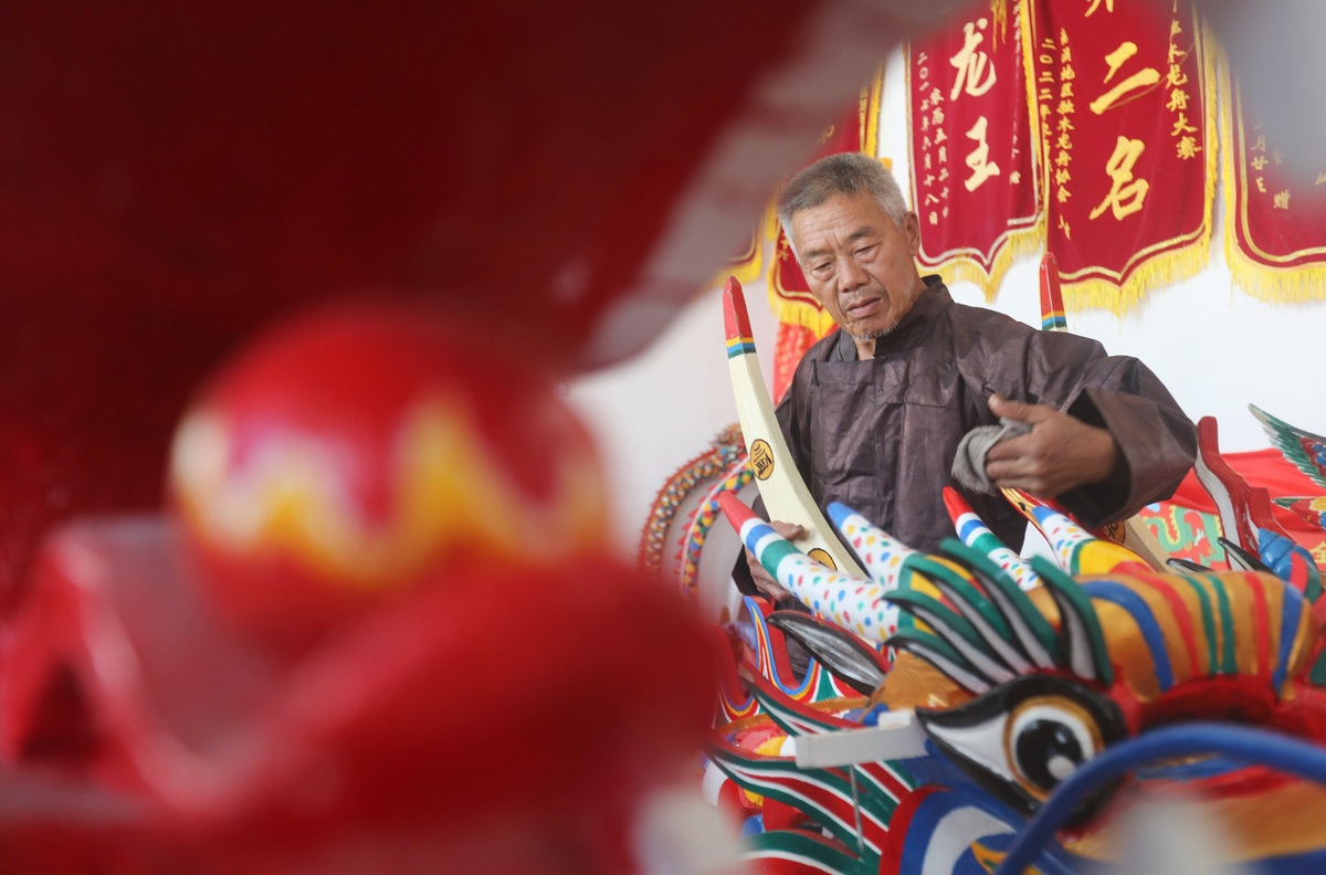 Guizhou craftsmen prepare for Dragon Boat Festival