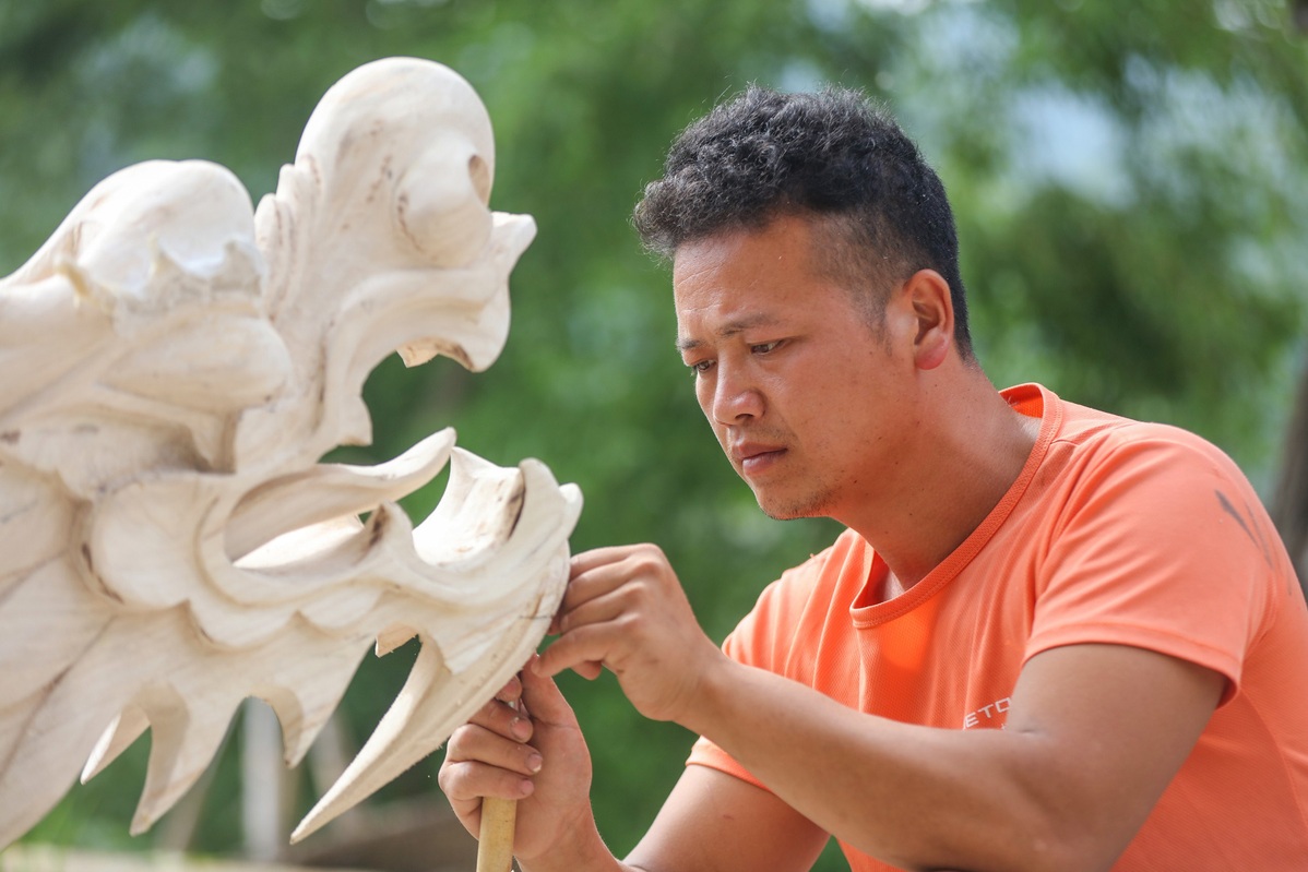 Guizhou craftsmen prepare for Dragon Boat Festival
