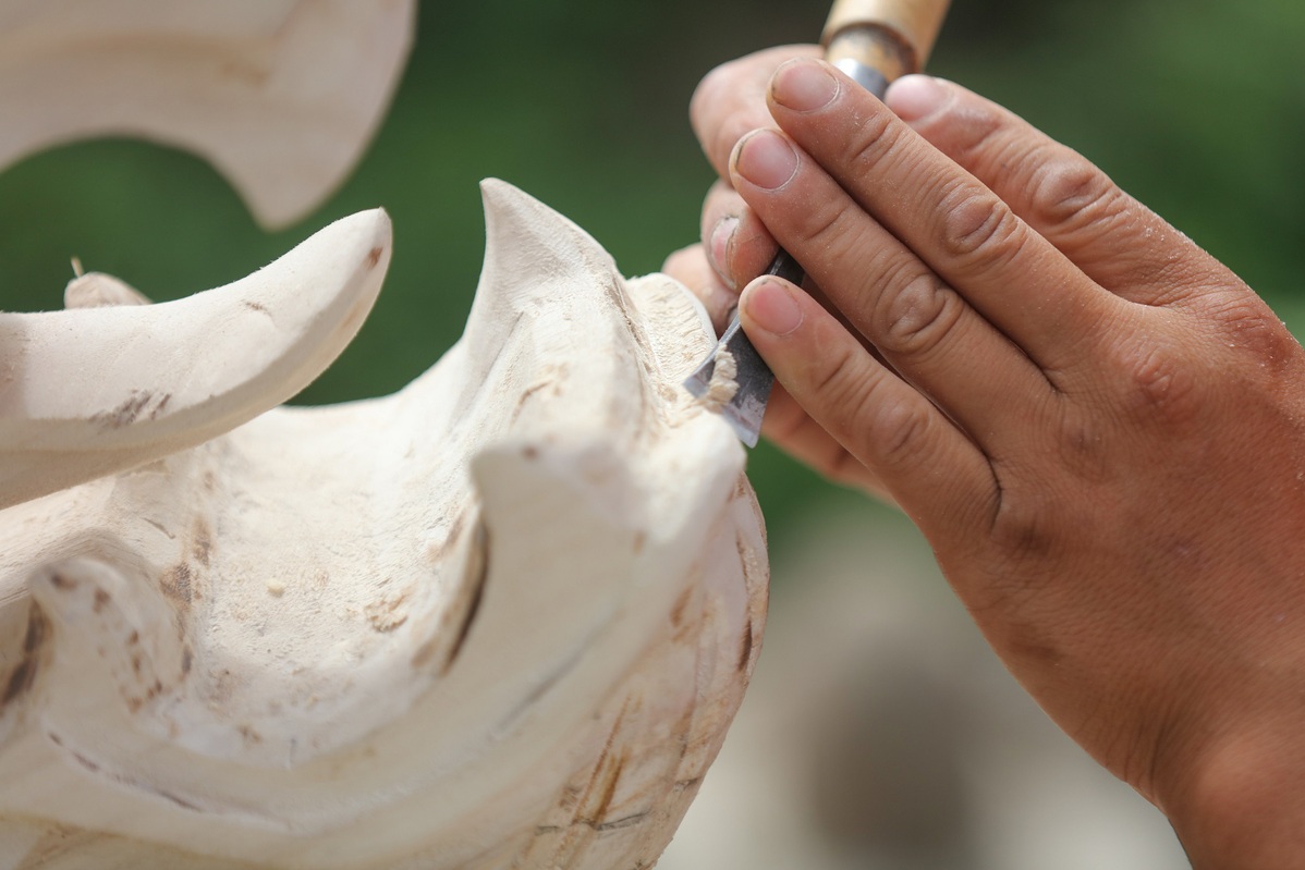 Guizhou craftsmen prepare for Dragon Boat Festival