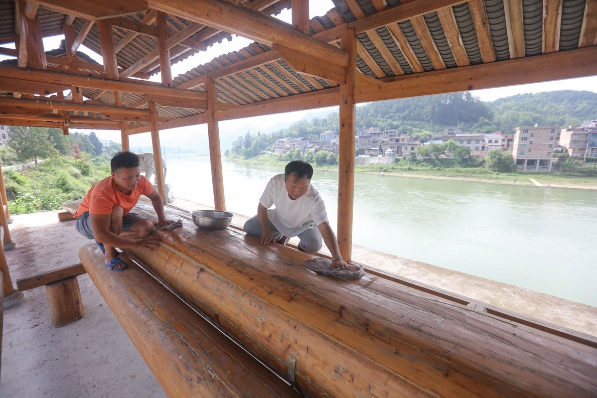 Guizhou craftsmen prepare for Dragon Boat Festival