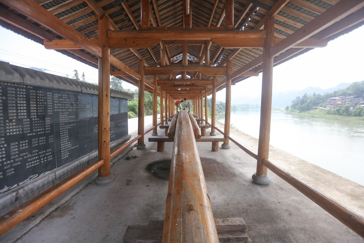 Guizhou craftsmen prepare for Dragon Boat Festival