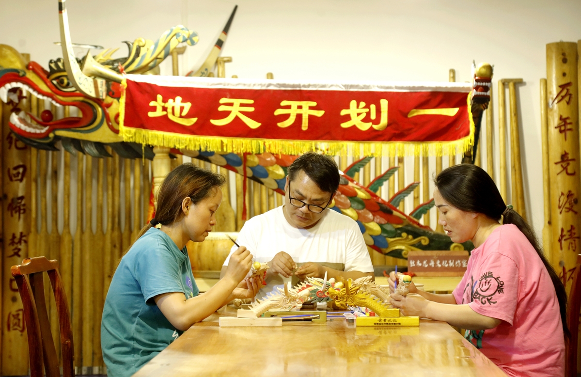 Guizhou craftsmen prepare for Dragon Boat Festival