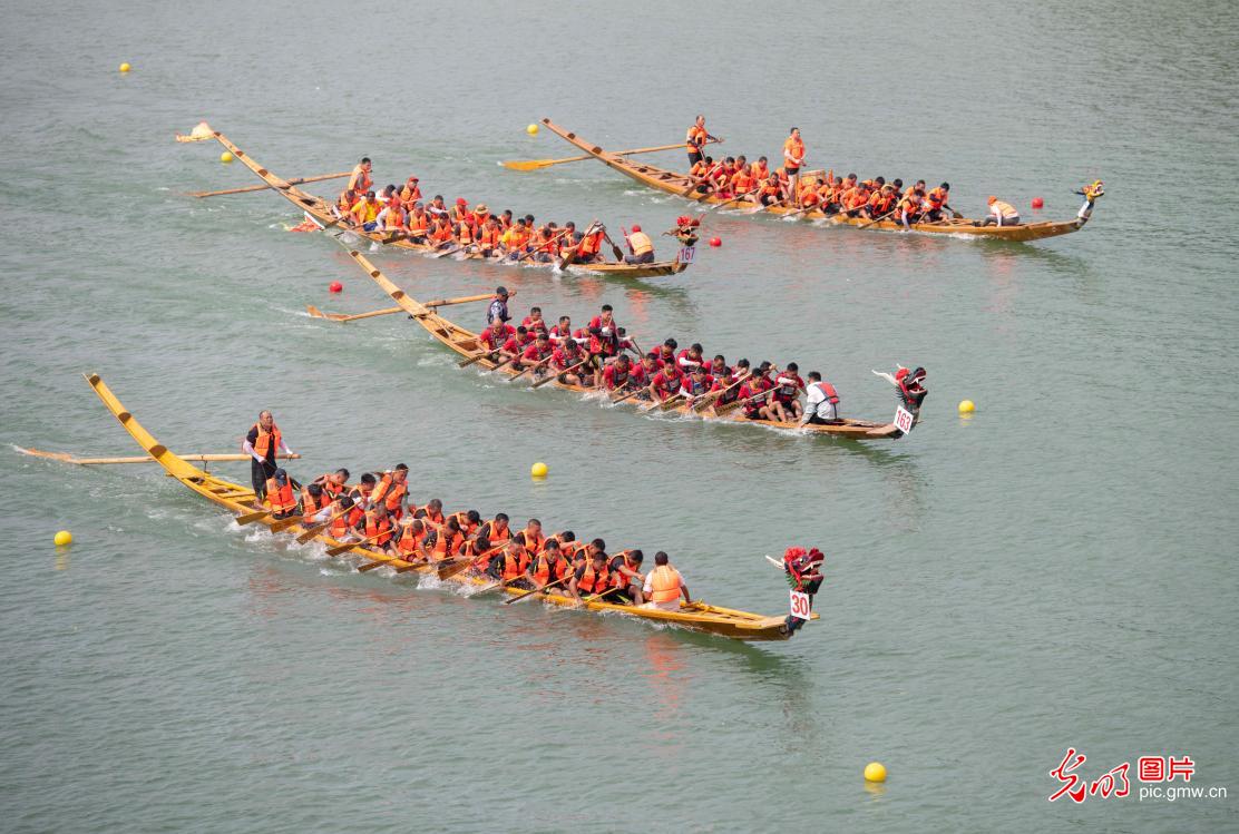 Dragon boat competition held in C China's Human