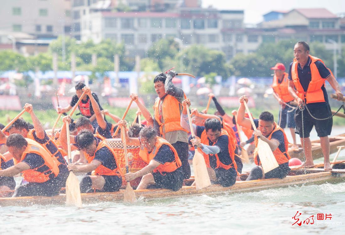Dragon boat competition held in C China's Human