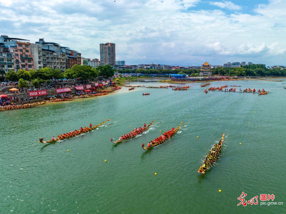Dragon boat competition held in C China's Human