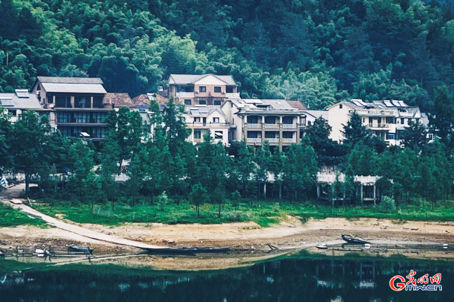 Farmhouse tourism draws visitor in Qianchuan Town of Hangzhou
