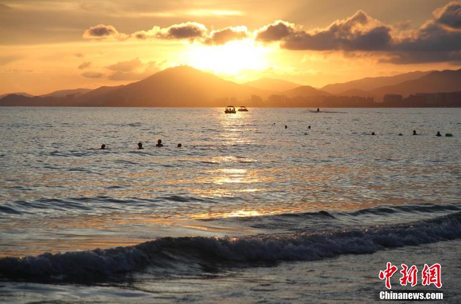 Citizens avoid summer heat in S China’s Hainan Province