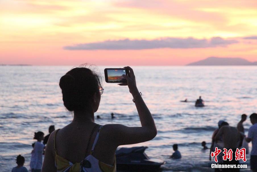 Citizens avoid summer heat in S China’s Hainan Province