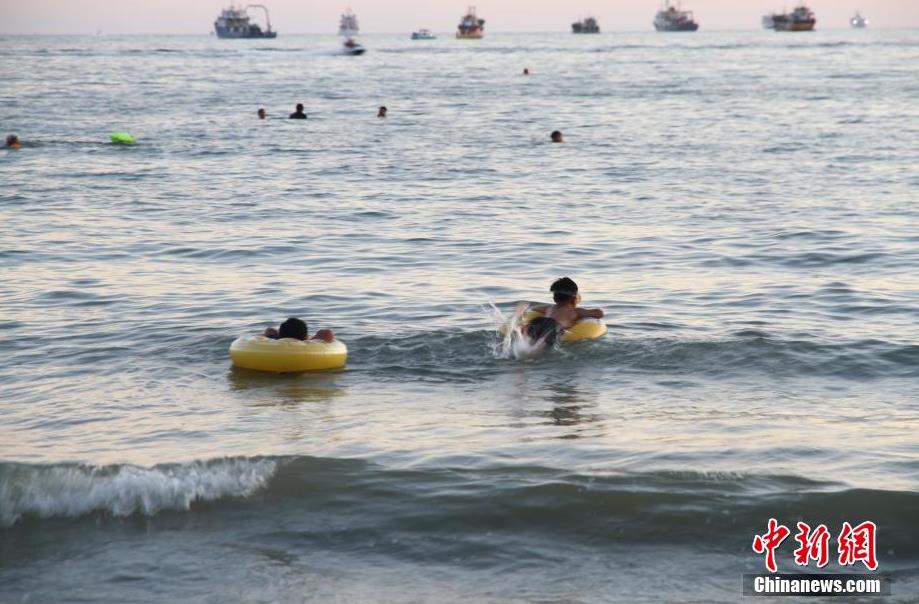 Citizens avoid summer heat in S China’s Hainan Province