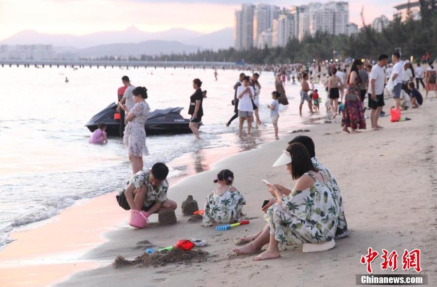 Citizens avoid summer heat in S China’s Hainan Province