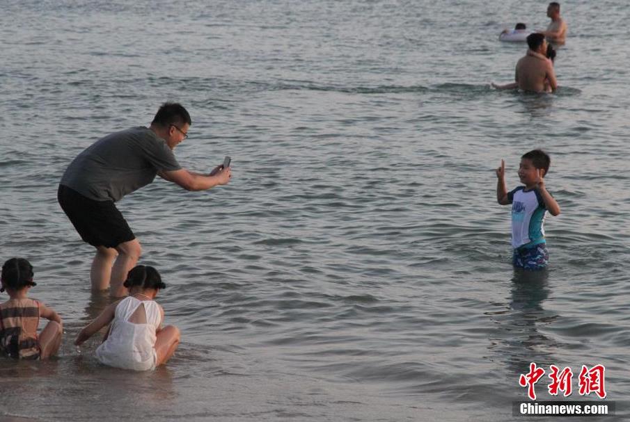 Citizens avoid summer heat in S China’s Hainan Province