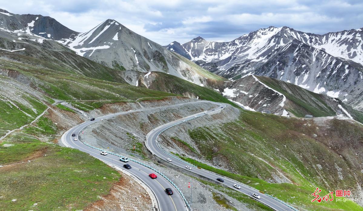 Xinjiang: Duku Highway attracts tourists