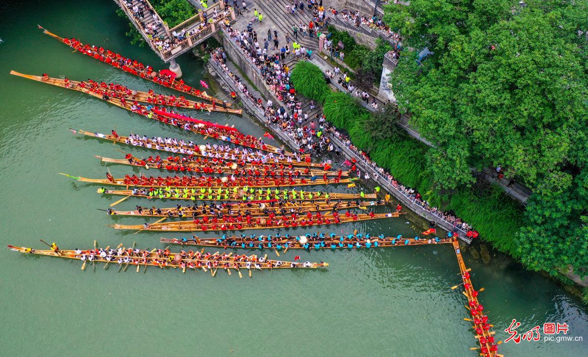 Dragon boats parade to welcome arrival of Dragon Boat Festival