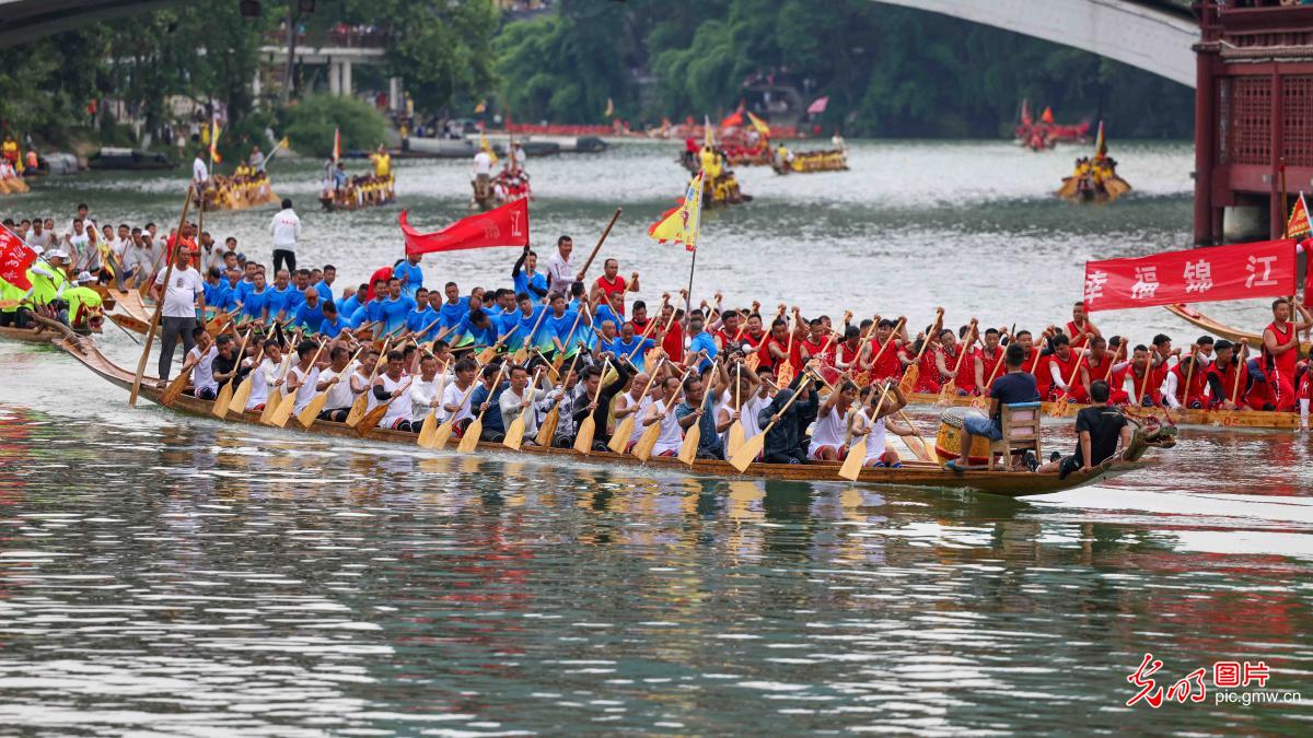 Dragon boats parade to welcome arrival of Dragon Boat Festival