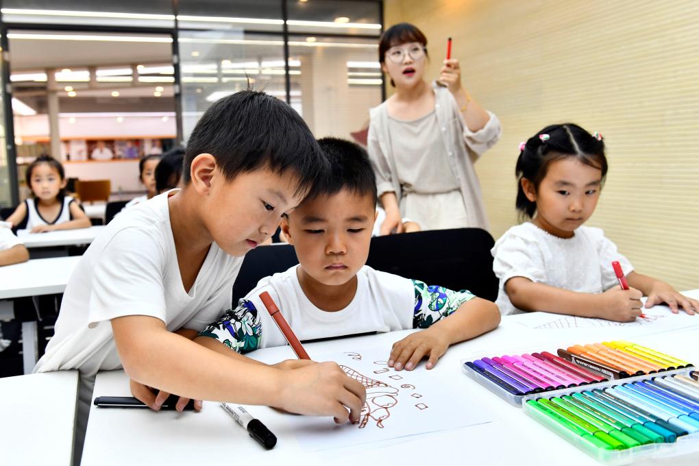 Public welfare lecturers enrich children's cultural life during summer vacation in east China's Shandong