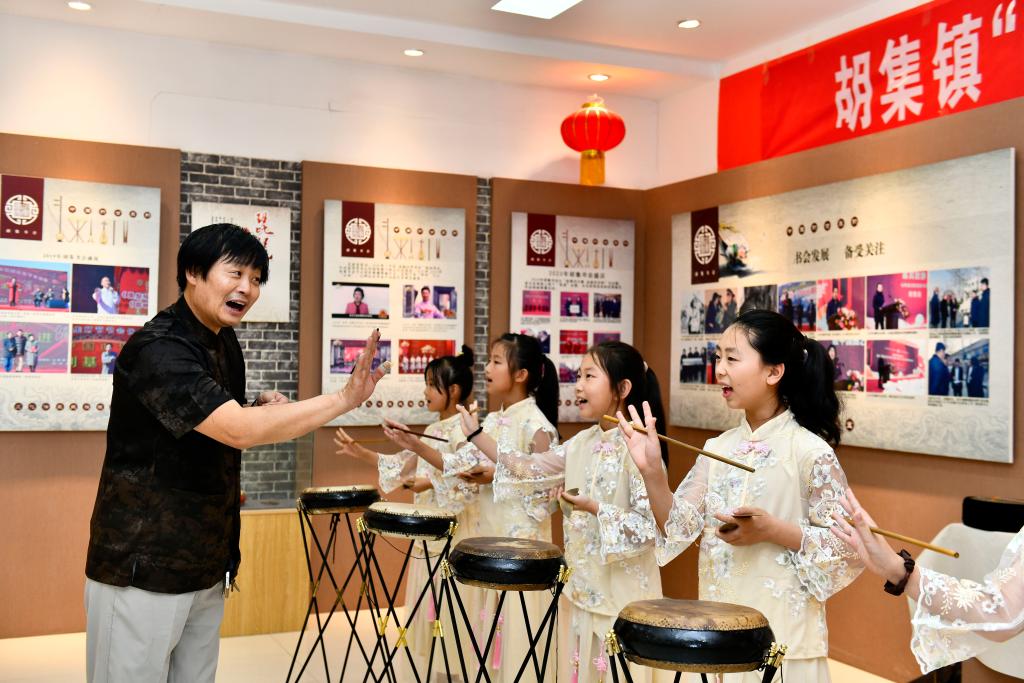 Public welfare lecturers enrich children's cultural life during summer vacation in east China's Shandong