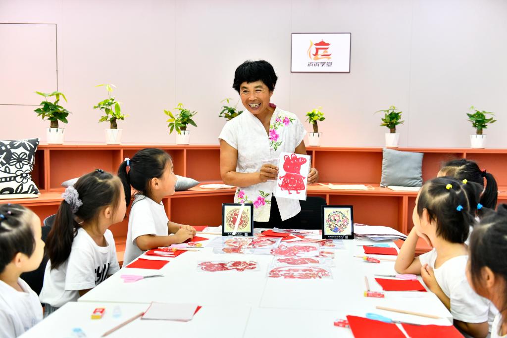 Public welfare lecturers enrich children's cultural life during summer vacation in east China's Shandong