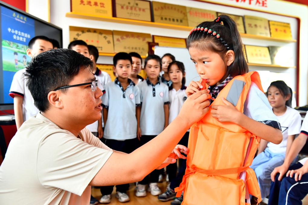 Public welfare lecturers enrich children's cultural life during summer vacation in east China's Shandong