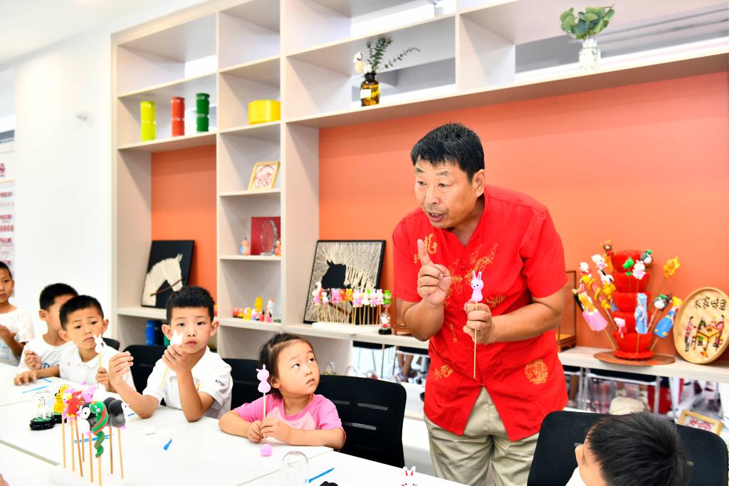 Public welfare lecturers enrich children's cultural life during summer vacation in east China's Shandong