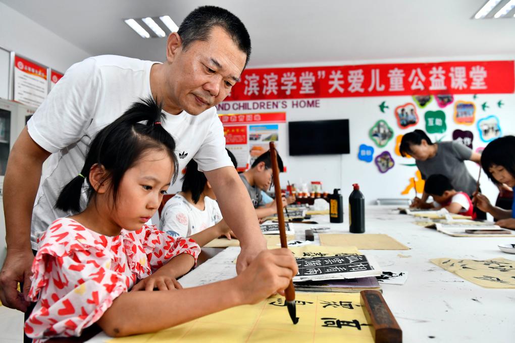 Public welfare lecturers enrich children's cultural life during summer vacation in east China's Shandong