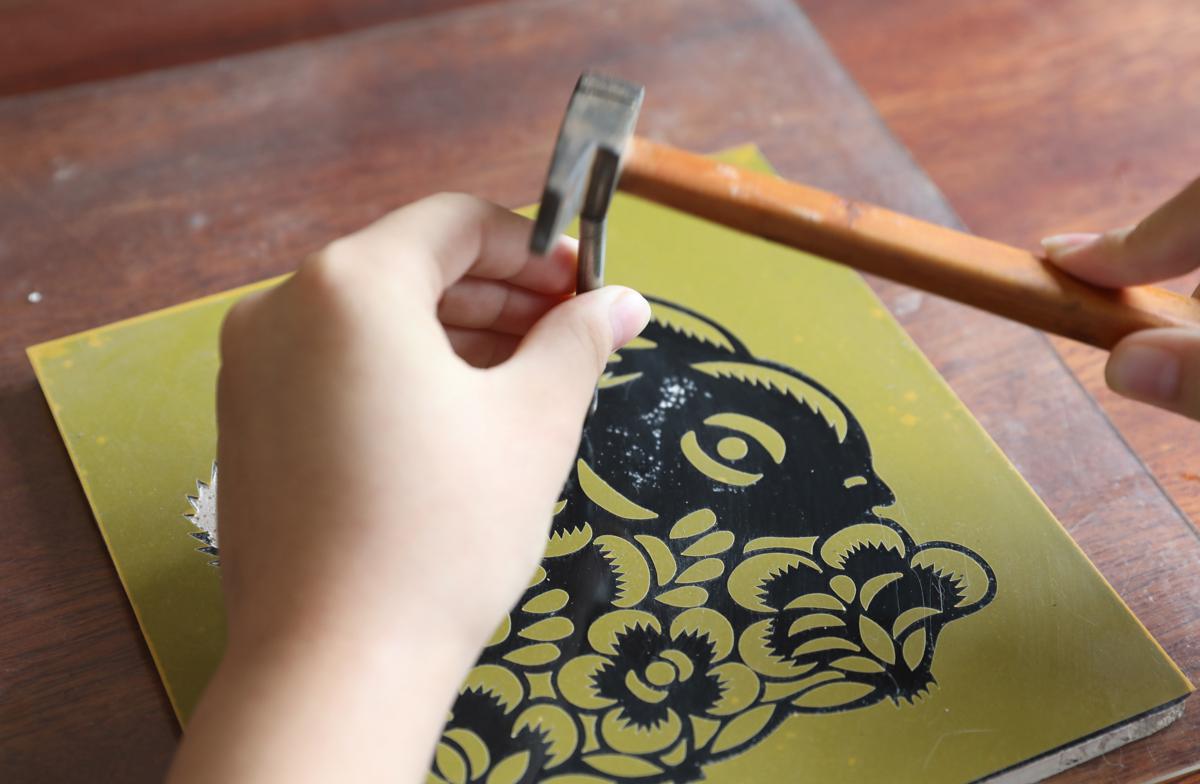 Students keep porcelain carving tradition alive