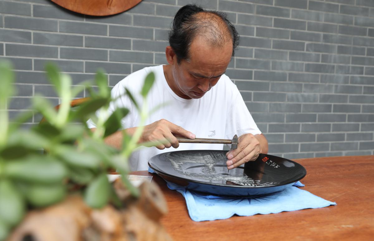 Students keep porcelain carving tradition alive