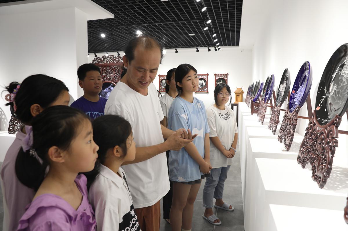 Students keep porcelain carving tradition alive