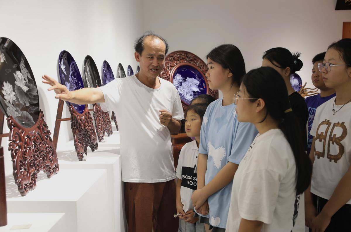 Students keep porcelain carving tradition alive