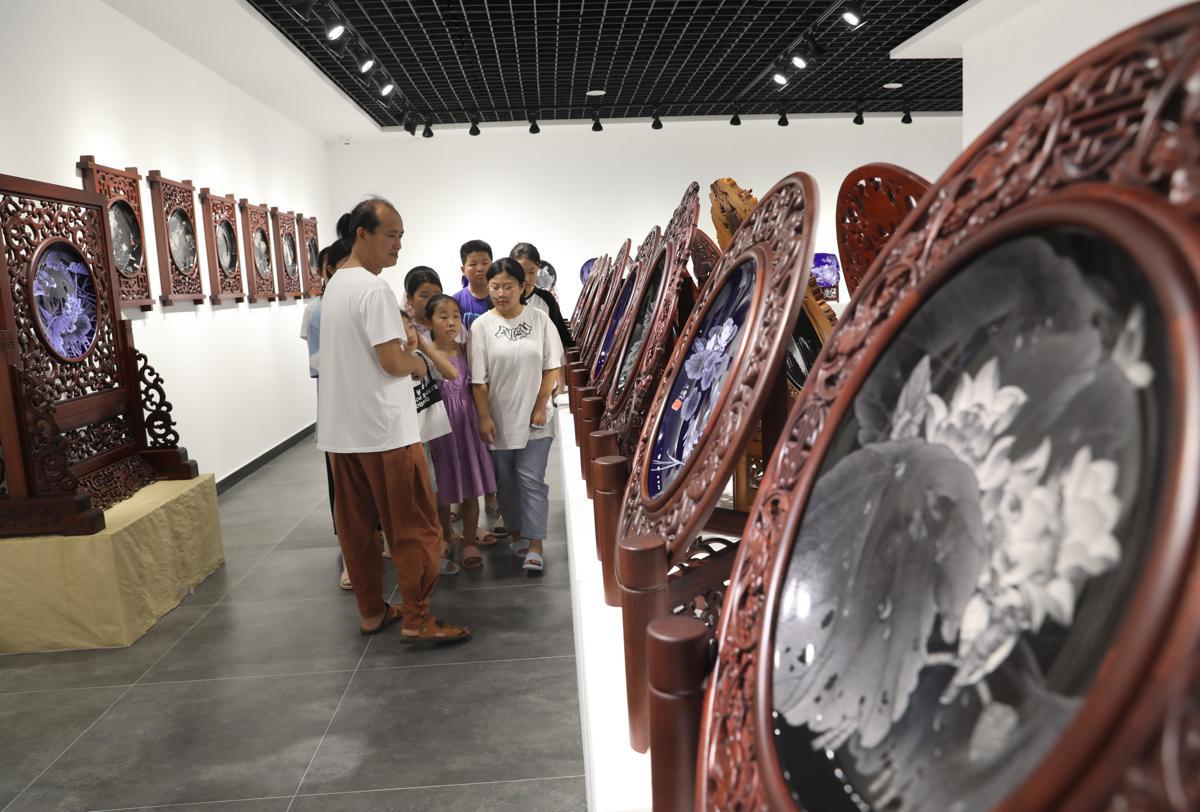 Students keep porcelain carving tradition alive