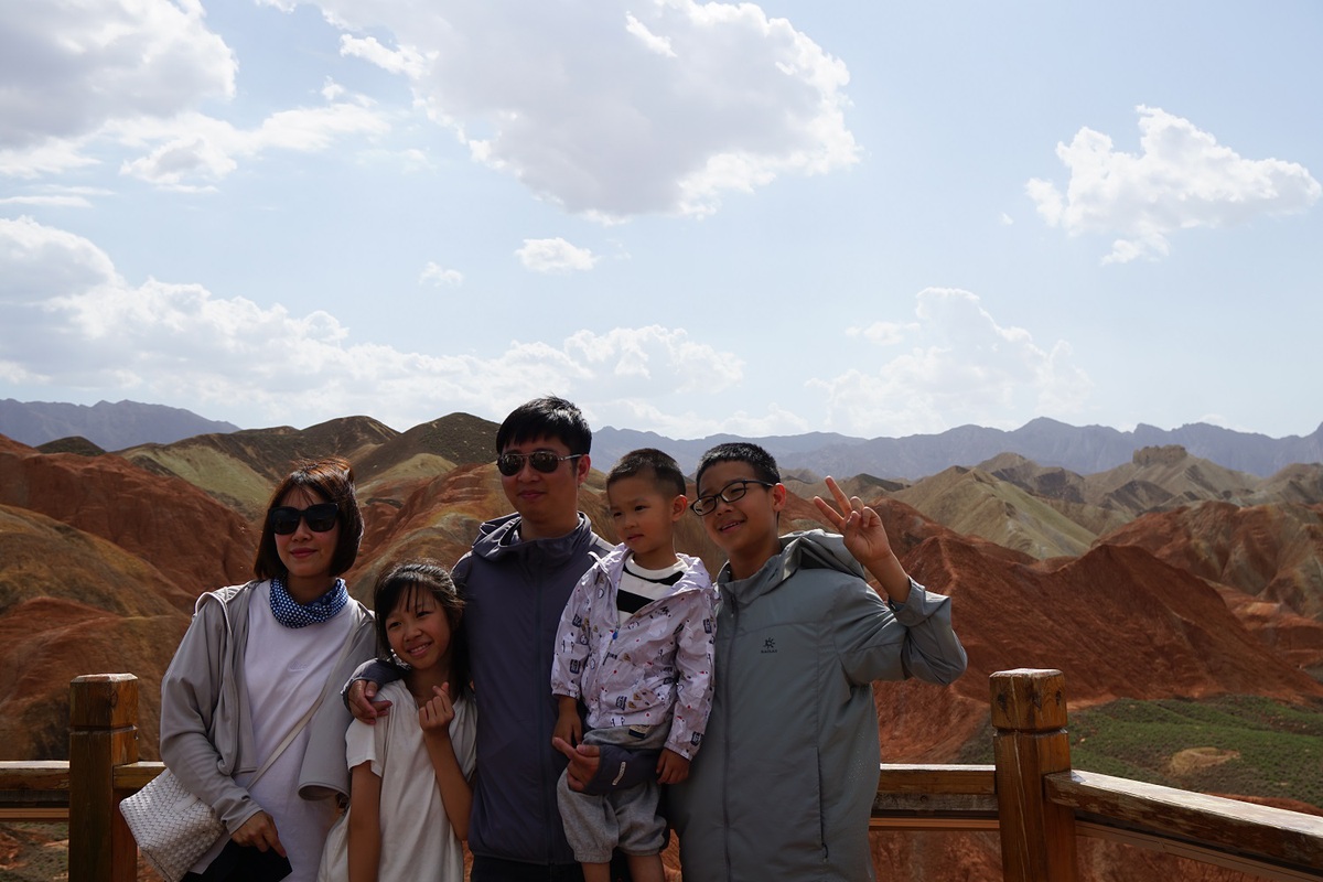 Gansu's Danxia landform sees record-breaking surge in tourists