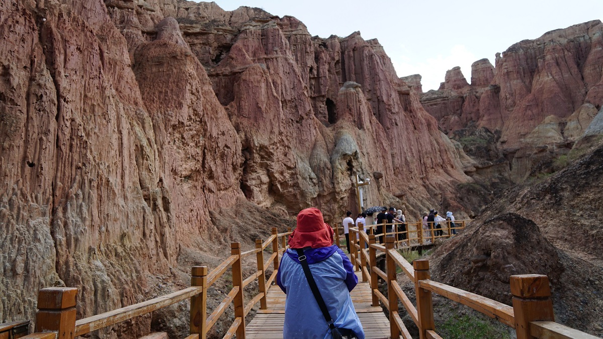 Gansu's Danxia landform sees record-breaking surge in tourists