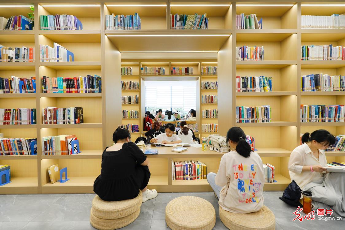 City library becomes summer “recharging” place for citizens