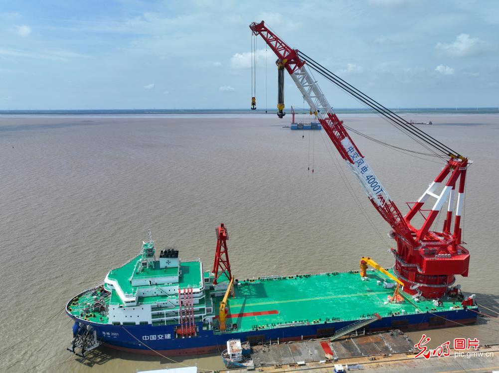 Qidong, Jiangsu: 4,000-ton All-Swivel Crane Vessel Successfully Delivered