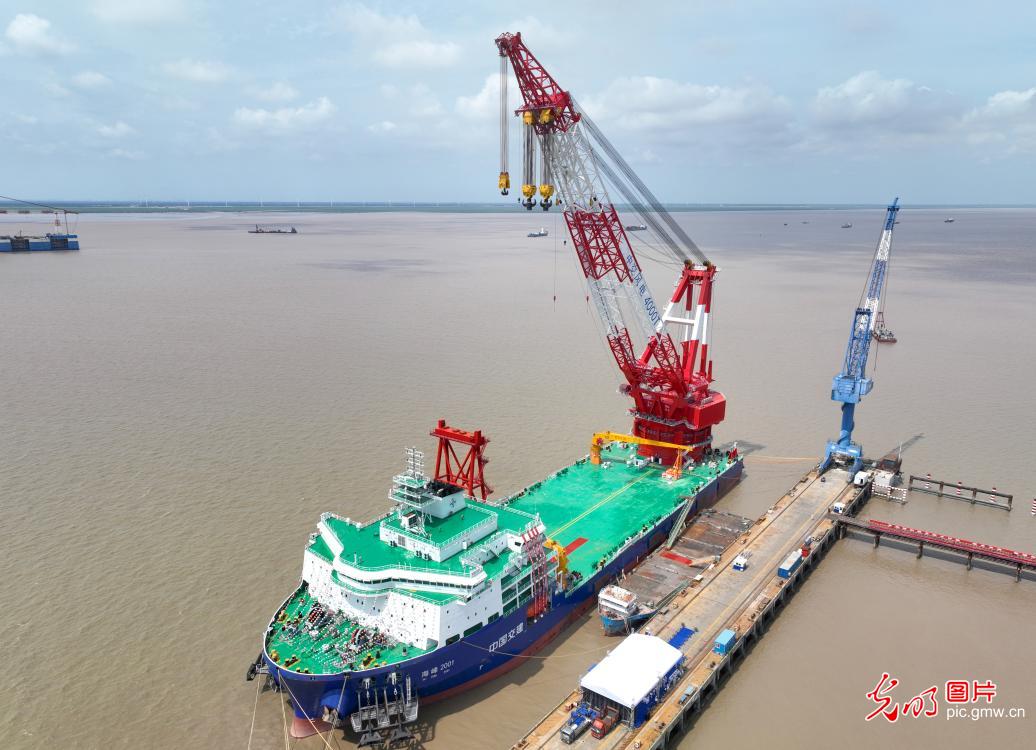 Qidong, Jiangsu: 4,000-ton All-Swivel Crane Vessel Successfully Delivered